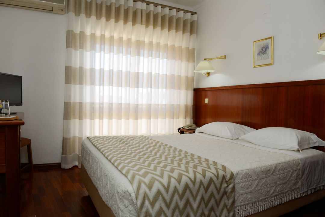 Quarto duplo da Estalagem Sequeira com cama de casal